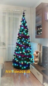 ozdobený moderný vianočný stromček umelý