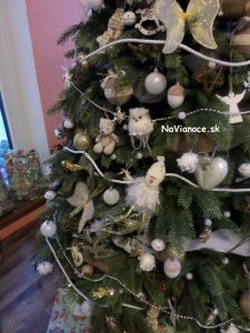 vyzdobený vianočný stromček 3d