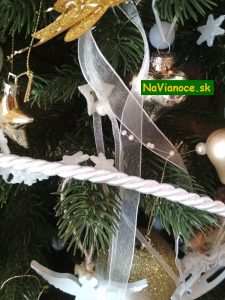 vianočný stromček a ozdoby